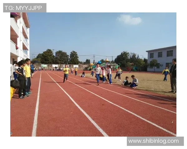 绿茵巨星静心翻阅晨报展现球场外别样风采